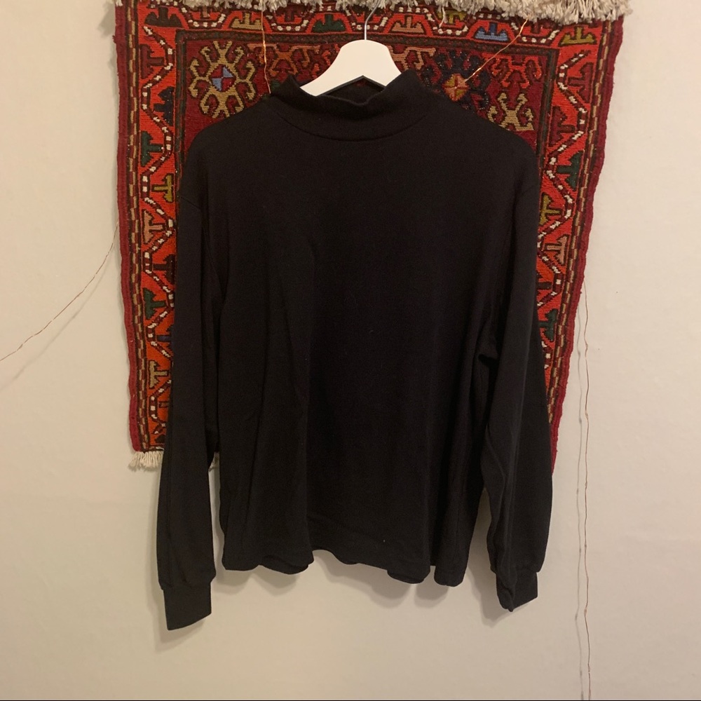 Cool 90’s black turtleneck